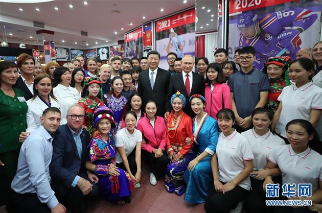 习近平主席与普京总统出席“海洋”全俄儿童中心接待汶川地震灾区儿童10周年纪念仪式，同中俄青少年代表及中心教职工代表合影