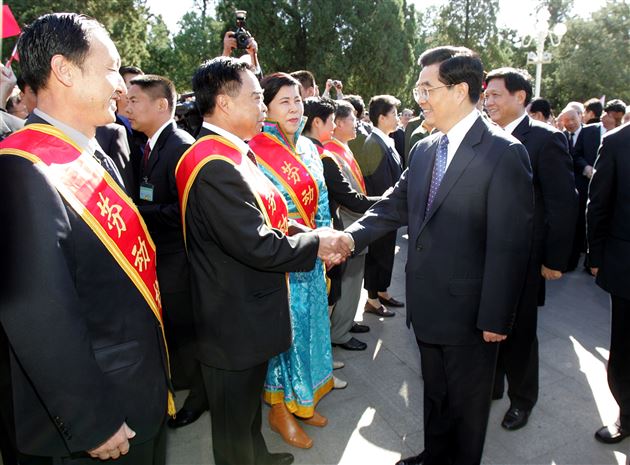 2004年，全国优秀教育工作者、全国先进工作者（全国劳动模范）、全国五一劳动奖章获得者黄光成校长受到时任中共中央总书记胡锦涛同志亲切接见