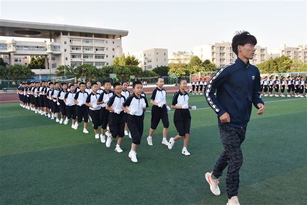 我校初中部举行第15届班级队列队形及会操比赛