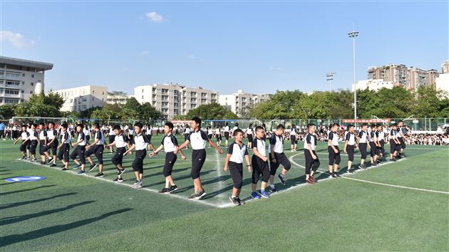 我校初中部举行第15届班级队列队形及会操比赛