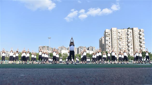 我校初中部举行第15届班级队列队形及会操比赛