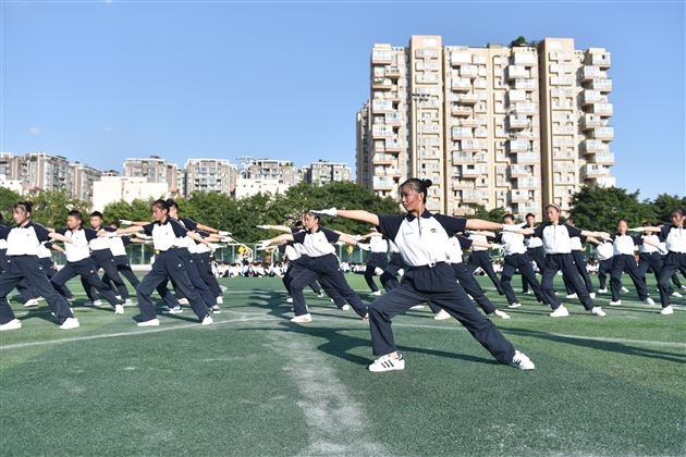 我校初中部举行第15届班级队列队形及会操比赛