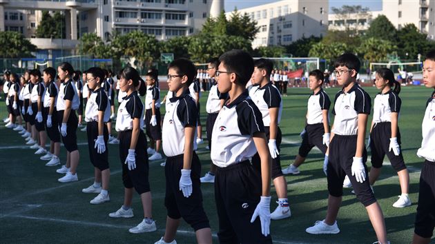 我校初中部举行第15届班级队列队形及会操比赛