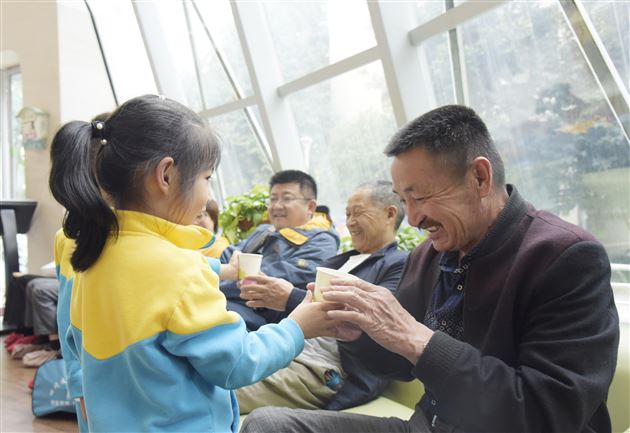 萌娃敬老有新意祖辈爱娃欢乐多——棠外实验幼儿园开展2018重阳节系列活动