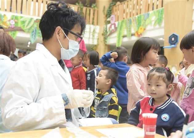 科学保教助力成长——棠外实验幼儿园2018年度视力筛查及口腔防龋工作顺利开展