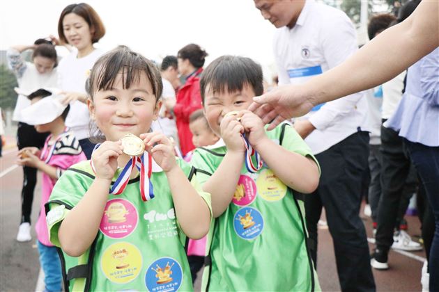 活力一家亲一起跑出“趣”——棠外实验幼儿园“快乐棠宝伴爱飞翔”趣跑活动