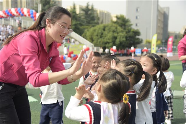 活力一家亲一起跑出“趣”——棠外实验幼儿园“快乐棠宝伴爱飞翔”趣跑活动