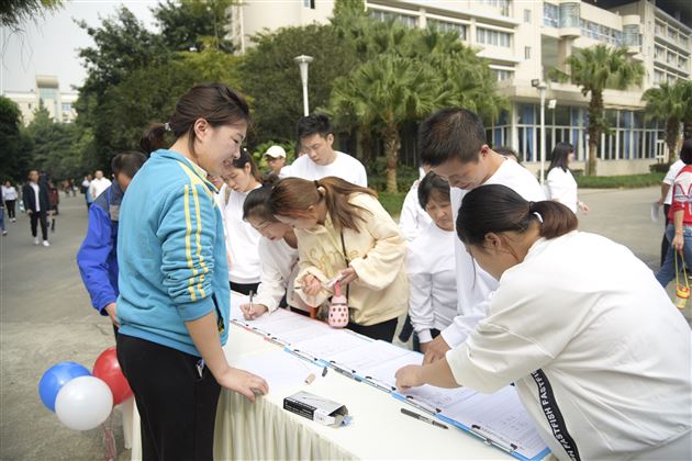 活力一家亲一起跑出“趣”——棠外实验幼儿园“快乐棠宝伴爱飞翔”趣跑活动