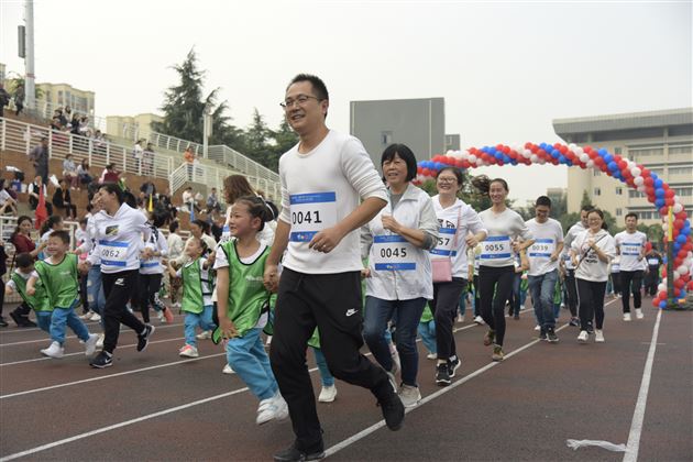 活力一家亲一起跑出“趣”——棠外实验幼儿园“快乐棠宝伴爱飞翔”趣跑活动