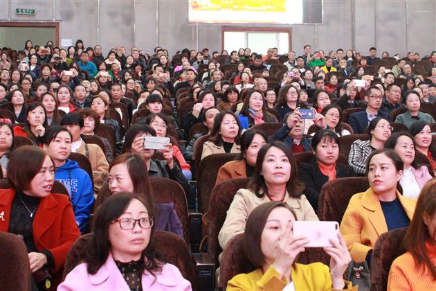 家校协作共育未来——高2018级家长会成功召开