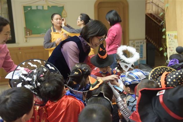 HalloweenCarnival实验幼儿园开展万圣节嘉年华活动