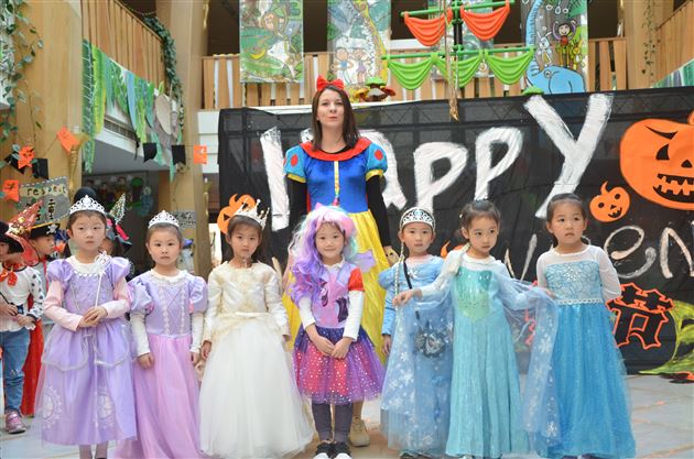 HalloweenCarnival实验幼儿园开展万圣节嘉年华活动