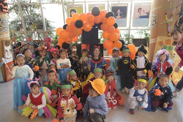 HalloweenCarnival实验幼儿园开展万圣节嘉年华活动