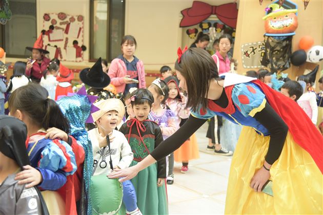 HalloweenCarnival实验幼儿园开展万圣节嘉年华活动