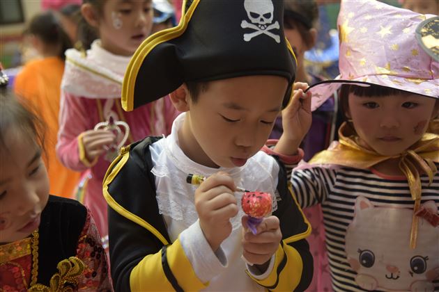 HalloweenCarnival实验幼儿园开展万圣节嘉年华活动