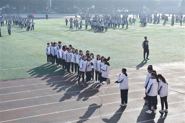 强体益智，足间竞技抒壮志尚德育人，绿荫挥汗塑风流——专家莅临我校开展四川省校园足球示范学校评审工作