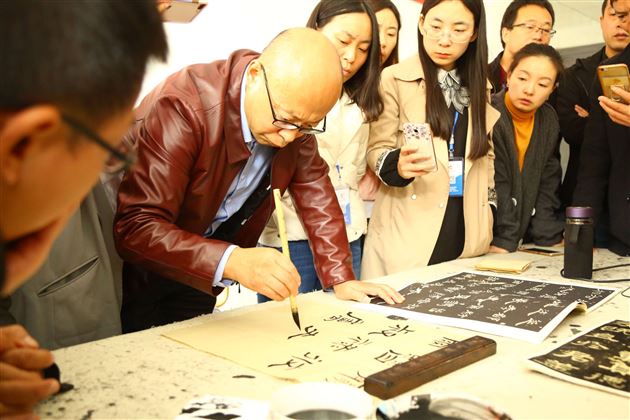 高中部教师郭彦飞为农村书法教师作讲座