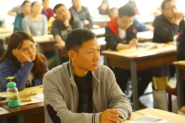 高中部教师郭彦飞为农村书法教师作讲座