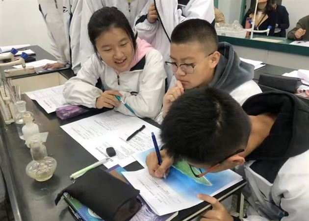 群策群力共促成长——记初高中化学教研组开展联合教研活动