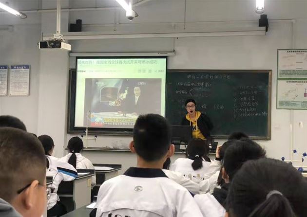 群策群力共促成长——记初高中化学教研组开展联合教研活动