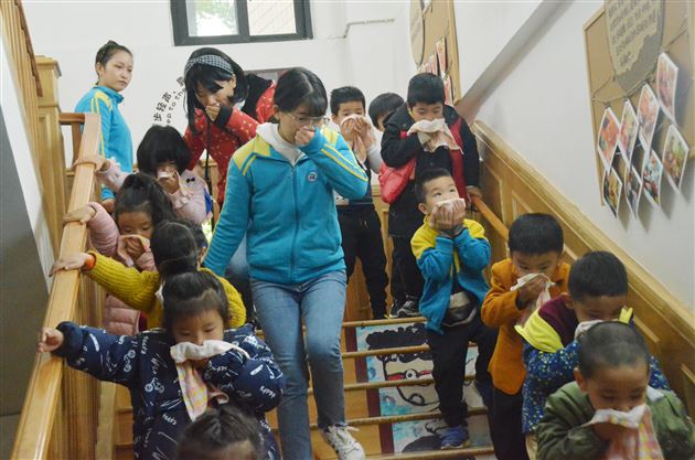 关注消防关爱生命——棠外实验幼儿园开展消防疏散演练