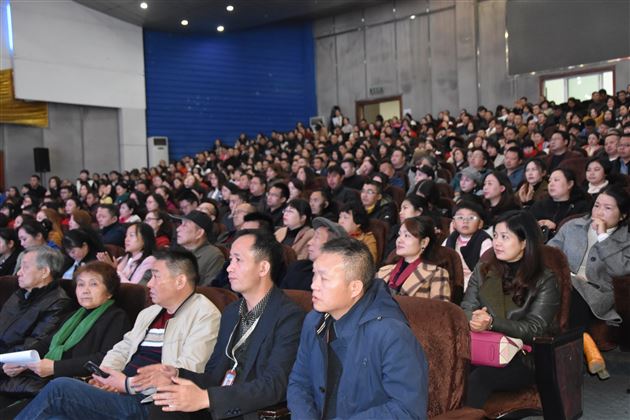 帮助孩子突破学习困境——初2017级举行亲子教育报告会
