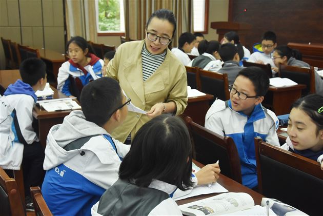 初中部刘丽、袁成老师受邀为双流区八年级道德与法治教学研培活动作教学研讨与课题专题讲座