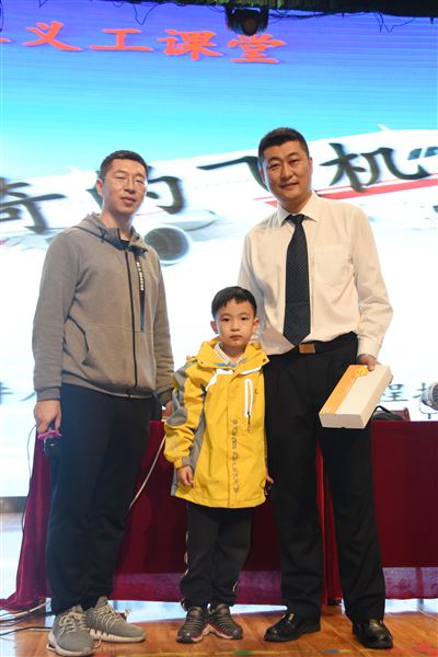 神奇的飞机——记棠外附小一年级家长义工课堂
