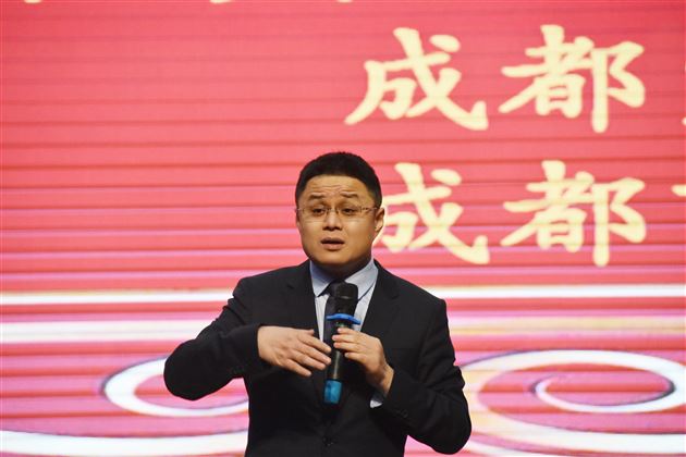 父母决定孩子一生——初2018级举行亲子教育报告会