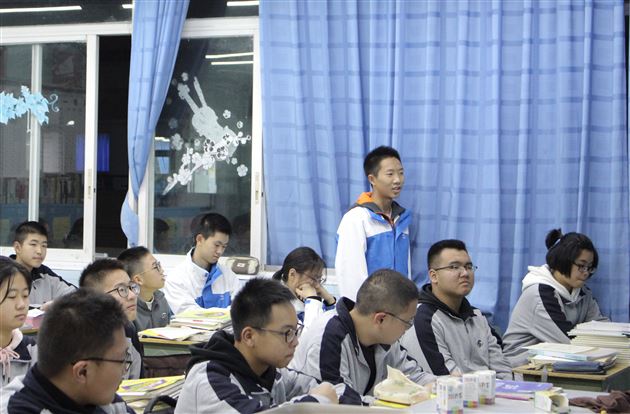 高2018级开展“学习劳模精神”主题班会课——高中部系列学习活动（三）