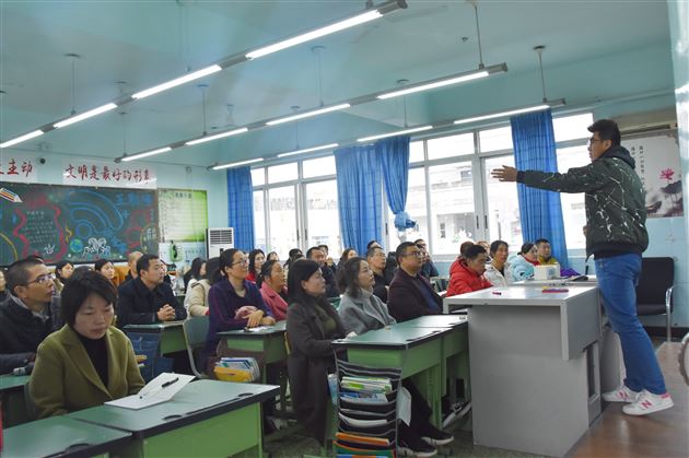 父母决定孩子一生——初2018级举行亲子教育报告会