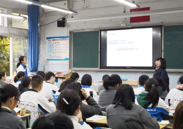 以爱之名，成爱之事——记高2017级主题班会课《成长不烦恼》