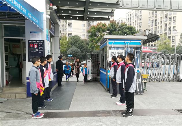 守护这片净土——记初2018级11班校内社会实践活动