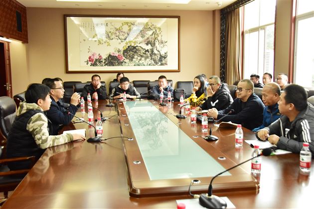 山西省孝义市校园足球教练团一行赴我校交流学习