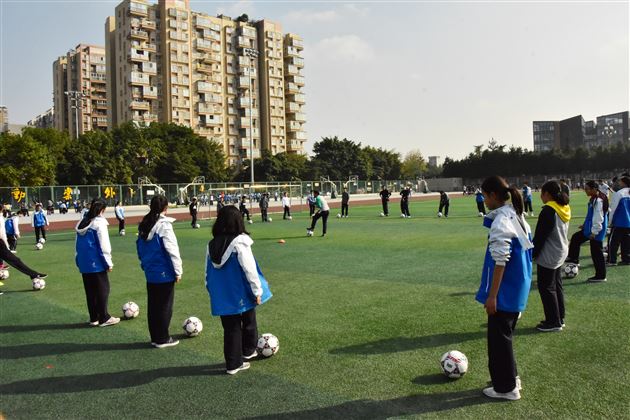 山西省孝义市校园足球教练团一行赴我校交流学习