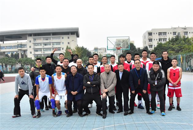 三尺讲台展功夫交流研讨促提升——巴中棠湖外国语学校音、体、美教师来我校参观交流