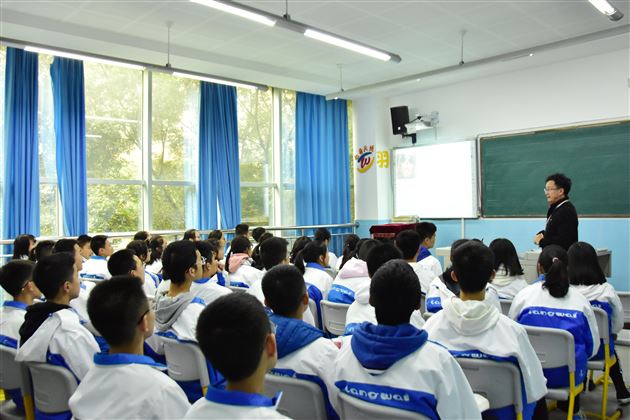 三尺讲台展功夫交流研讨促提升——巴中棠湖外国语学校音、体、美教师来我校参观交流