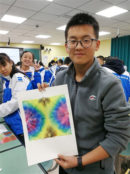 三尺讲台展功夫交流研讨促提升——巴中棠湖外国语学校音、体、美教师来我校参观交流