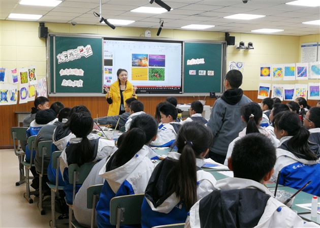 三尺讲台展功夫交流研讨促提升——巴中棠湖外国语学校音、体、美教师来我校参观交流