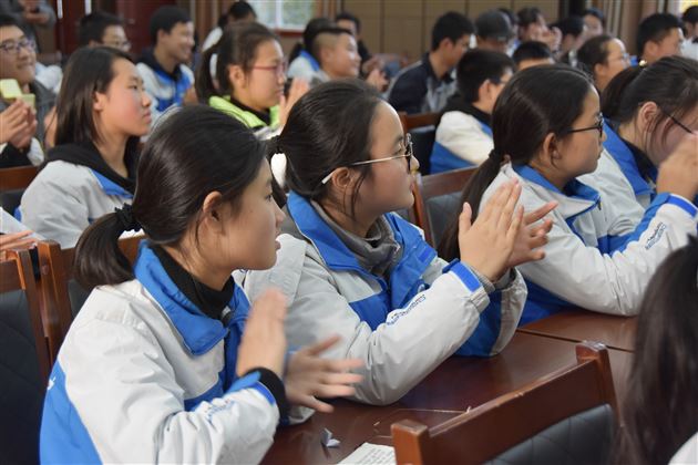 我用望远镜找的不是对手，是榜样——记初2017级“榜样的力量”演讲比赛