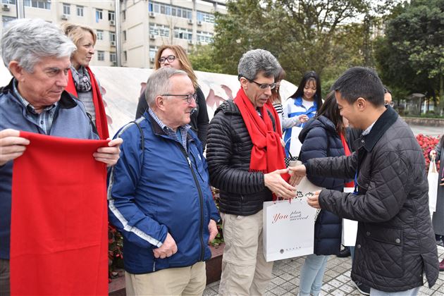 以中文为媒  通友谊之桥——记美国孔子学院校友走进棠外