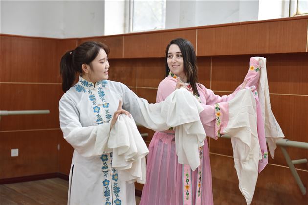 以中文为媒  通友谊之桥——记美国孔子学院校友走进棠外