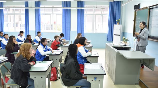 以中文为媒  通友谊之桥——记美国孔子学院校友走进棠外