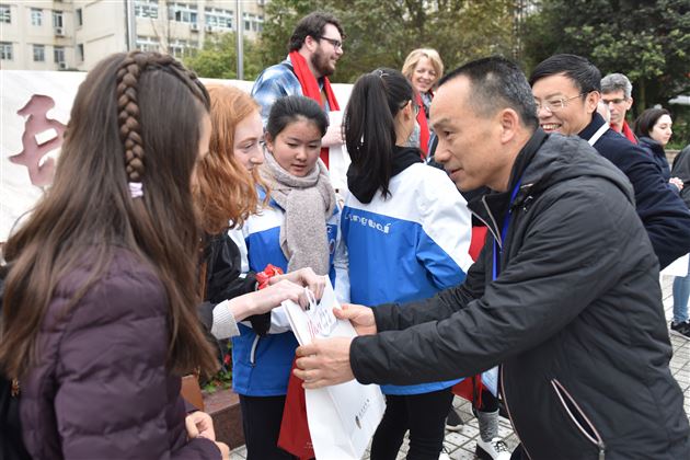 以中文为媒  通友谊之桥——记美国孔子学院校友走进棠外