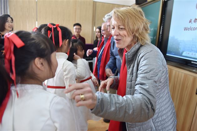 以中文为媒  通友谊之桥——记美国孔子学院校友走进棠外