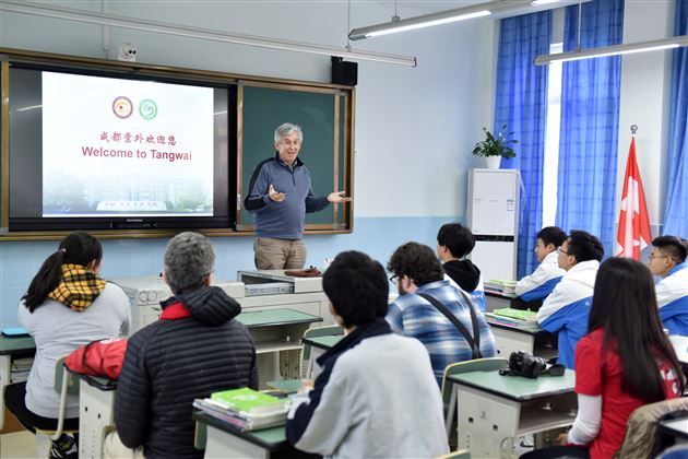 以中文为媒  通友谊之桥——记美国孔子学院校友走进棠外