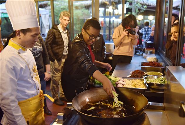 以中文为媒  通友谊之桥——记美国孔子学院校友走进棠外