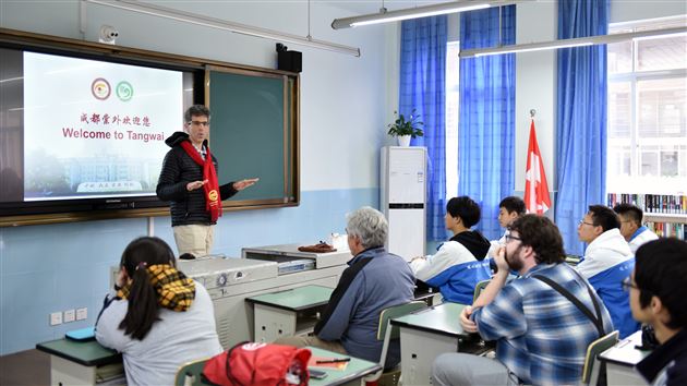 以中文为媒  通友谊之桥——记美国孔子学院校友走进棠外