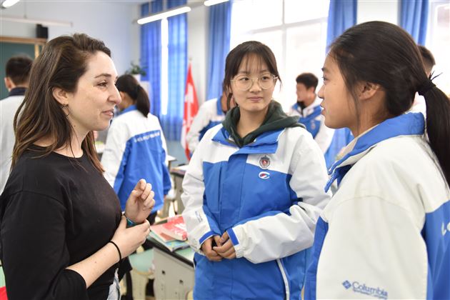 以中文为媒  通友谊之桥——记美国孔子学院校友走进棠外