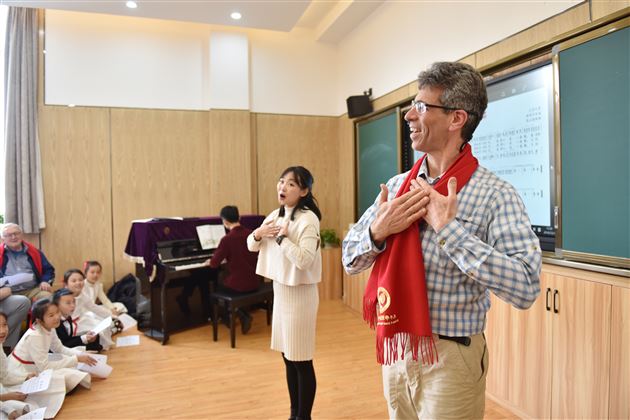 以中文为媒  通友谊之桥——记美国孔子学院校友走进棠外